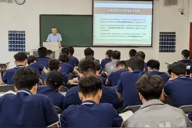 院长刘建超为学生讲授“形势与政策”课图片