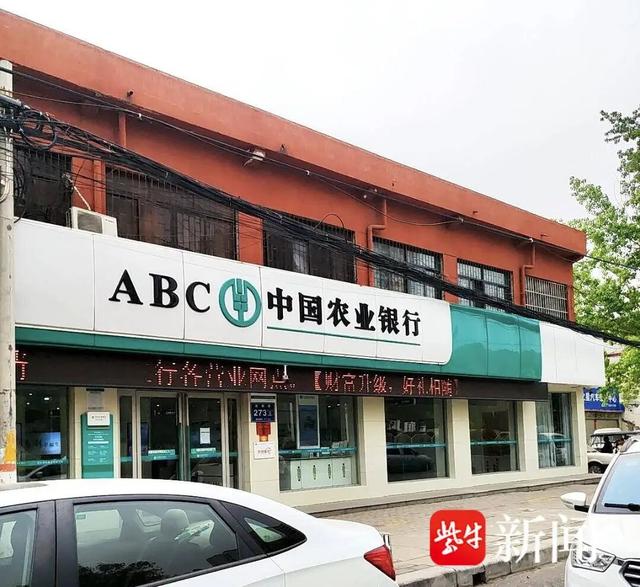 男子取170万元现金	，在银行门口遭抢劫致重伤左眼失明；当事人发声：银行工作人员和保安未制止或报警