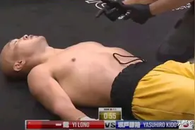 心有不甘！一龙疑似被日本拳王踢后脑犯规，晕厥在擂台仍死盯对手图片