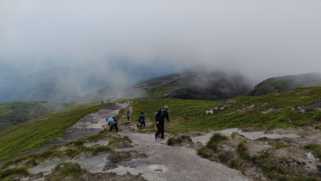 男子徒步齐云山，再走700米就是安全区，却亲手放弃两次生还可能