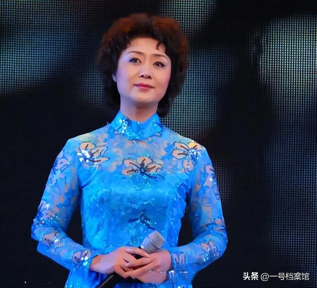 至今未婚未育，身边却有男人陪了近27年！59岁的她才是真人间清醒