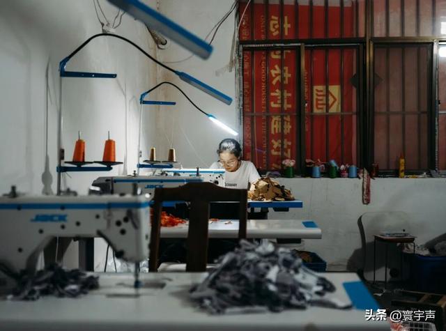 潮玩娃衣火了！河南宝妈靠缝纫机挣彩礼，工价透明不欠薪