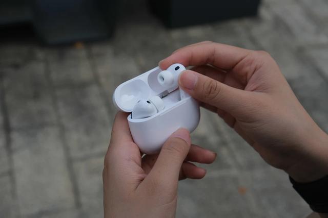 AirPods Pro 3 首发体验：降噪续航双升级，还能「听见」心跳……