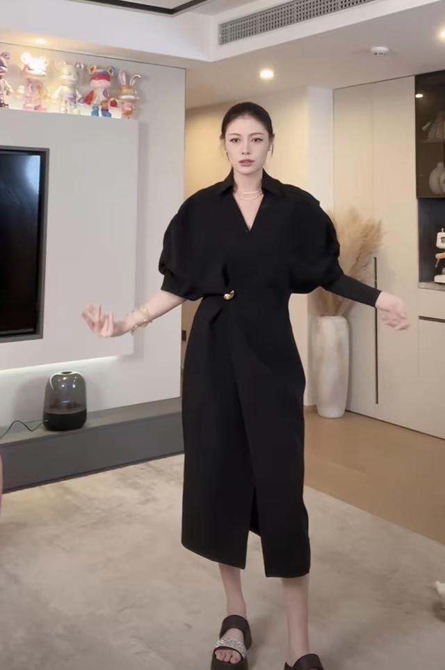 汪峰女儿小苹果晒与男友亲密合照，肤白貌美大长腿，像极了生母