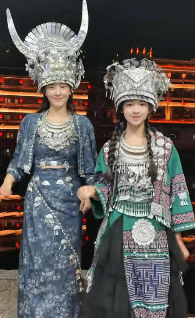 47岁聂远一家回贵州，11岁女儿和妈妈共用一张脸，长得真漂亮