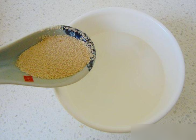 发面时不能只用酵母粉，学会一个方法，30分钟发好，面食暄软不硬