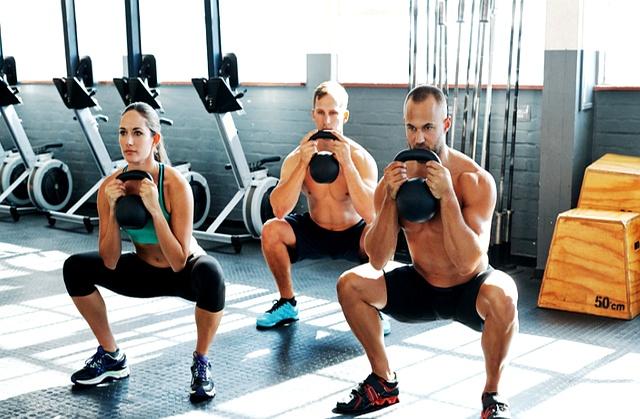 都50岁了还能深蹲吗？把动作做对，好处意想不到！