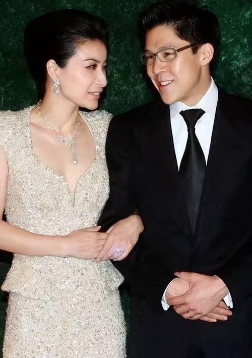 霍震霆没想到，44岁儿媳郭晶晶再次官宣喜讯，让整个阔太圈沉默了