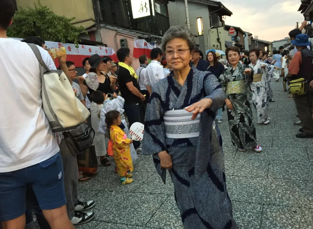 无法与自己和解的一代，回顾日本失落世代的一生，他们经历了什么