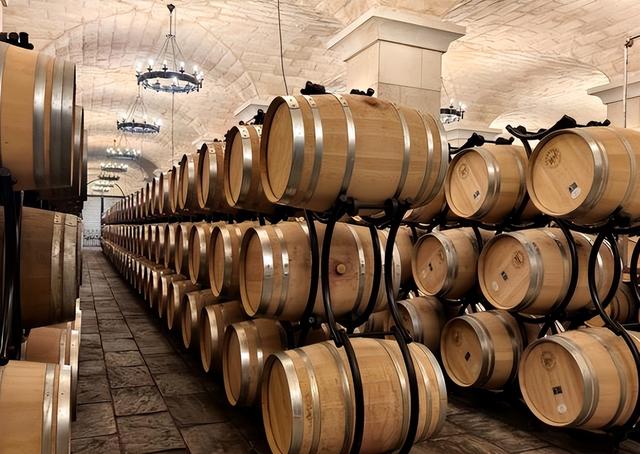 特朗普通告全球	，将对法国加税200%，不到24小时，马克龙喊话中国