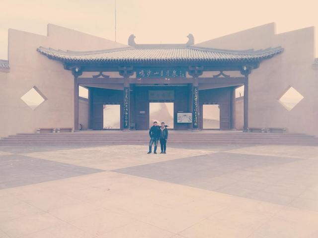 探秘甘肃敦煌鸣沙山月牙泉：沙漠中的奇幻胜景