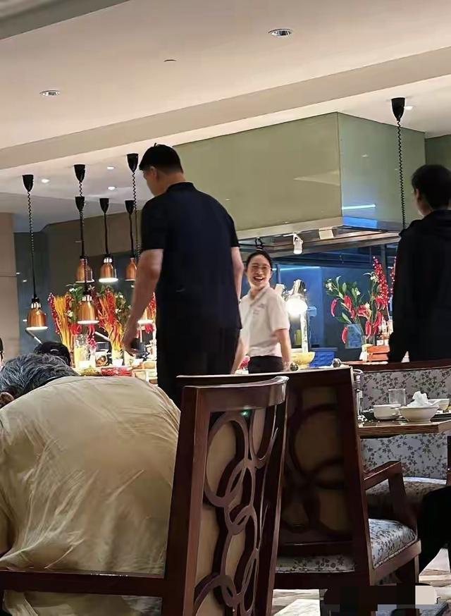 姚明一家苏州旅游, 才15岁的女儿身高近2米，又高又壮像假小子