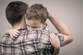 母亲去世父亲痛不欲生，偷听他和小姨对话，我看清他真面目图片