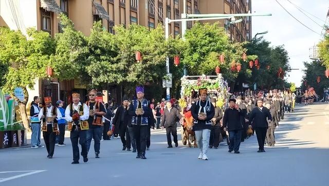 绿春长街古宴 | 精彩回顾：民族文化大巡游 街头掀起“最炫民族风”