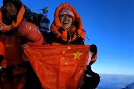 陕西女孩何静：无氧登顶珠峰，手持国旗歌唱祖国，成中国女性首人图片