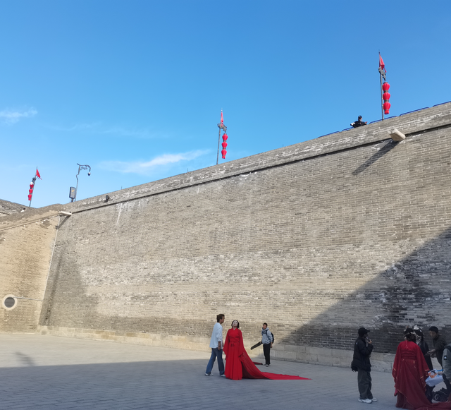 青砖黛瓦映襦裙——西安城墙解锁古风拍照新体验