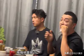 央视主持聚餐，小尼当众剔牙、王冰冰笑成眯眯眼，真颜和路人无异图片