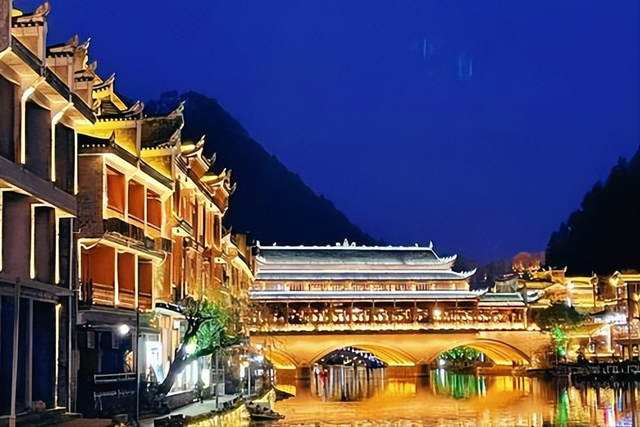 偷闲赴凤凰之游，好友相伴品美食，夜景比传说更动人