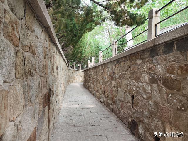 搭乘17路双层巴士来到美丽的栈桥，东炮台上看清末烟台的海防要塞