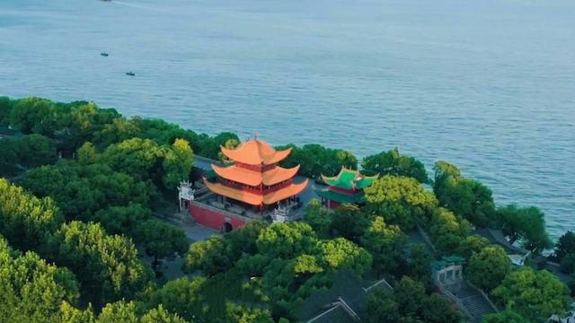 洞庭天下水，岳阳天下楼