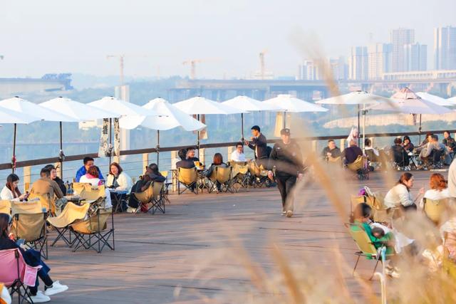 重庆江边烟火气,藏在悦来这条街区