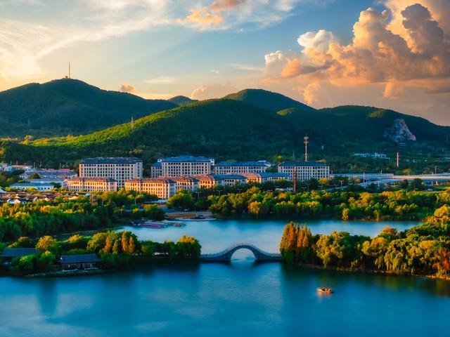 江苏深秋封神路线！红叶燃山野，银杏铺禅径，13城秋韵一次锁死