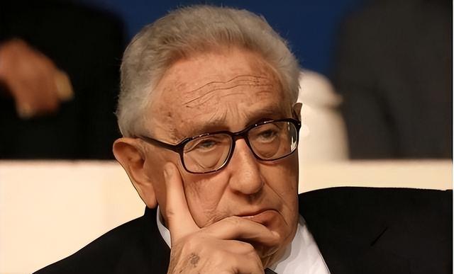 中美一旦开战，美军将全面轰炸中国？基辛格曾称：中美正走向悬崖