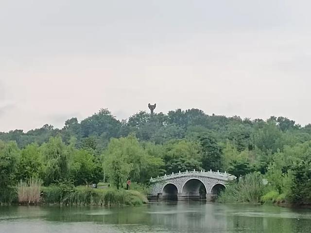 雨中游汝南和母校(作者:朱树理)