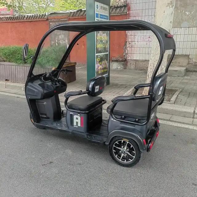 60岁以上没有驾照的人	，可以开哪些代步车？交警:这3款安全可靠