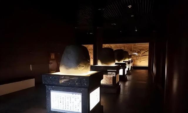 蒋介石败逃台湾，因飞机超重扔下10块“石头”，如今却成镇国之宝