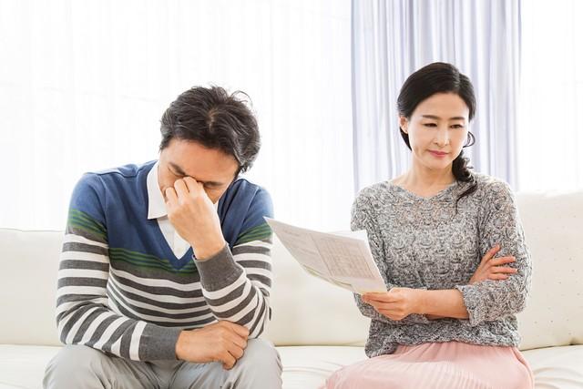老公每晚下楼丢垃圾都要一小时，我偷偷跟踪，发现真相后羞愧难当