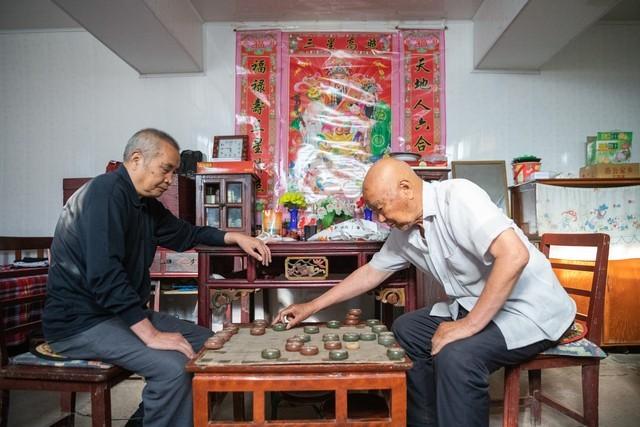 我给嫂子送孩子衣服，她刚出浴围着浴巾，红着脸让我进去喝水