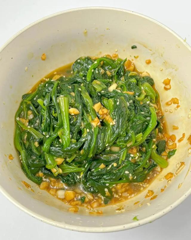 它是“长寿菜”，一吃通便，二吃护眼，三吃降压，中老年要常吃