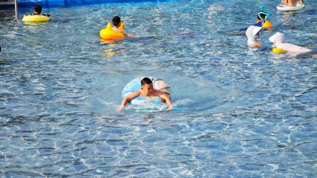 泰安惊现 “液态蓝” 巨型露天泳池！比空调房爽100倍！