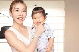 程晓玥母女拍大片，15个月胖豆镜头感强，抱着妈妈呲牙笑很讨喜图片