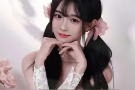 张雅倩白色丝袜纯欲风，有点小性感图片