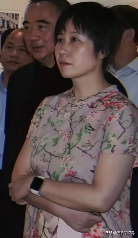 李鹏总理儿媳罕见留影，五官端正长相大气，爷爷功勋卓著比肩元帅