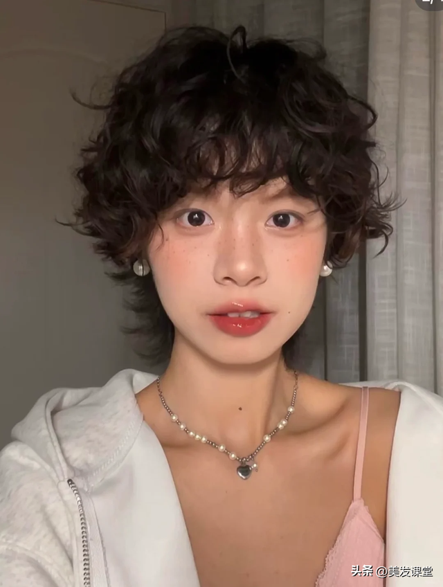 三种很流行的女生烫发发型， 慵懒蓬松很优雅，极具高级感