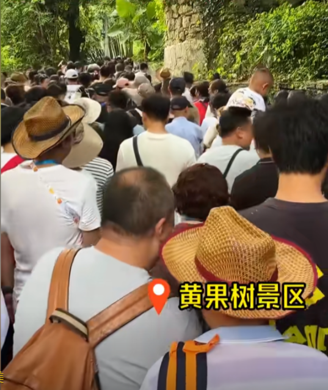 贵州文旅赢麻了！全国游客蜂拥而至，人潮汹涌，避暑胜地名不虚传