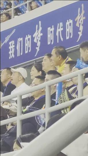 京东东哥现身苏超助威，家乡球队VS商业算盘，背后藏着什么秘密？