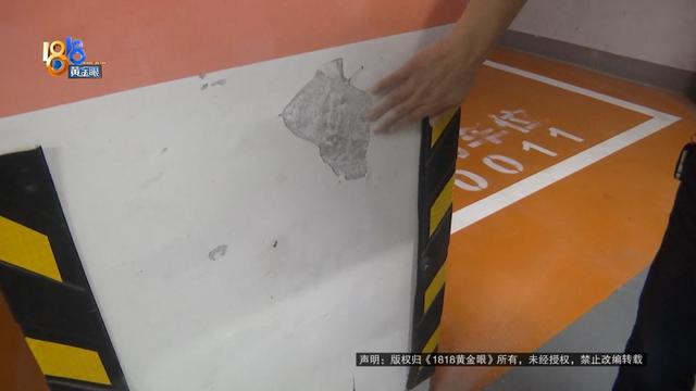 他挥动锤子，砸开了自家的墙！到底在找什么？