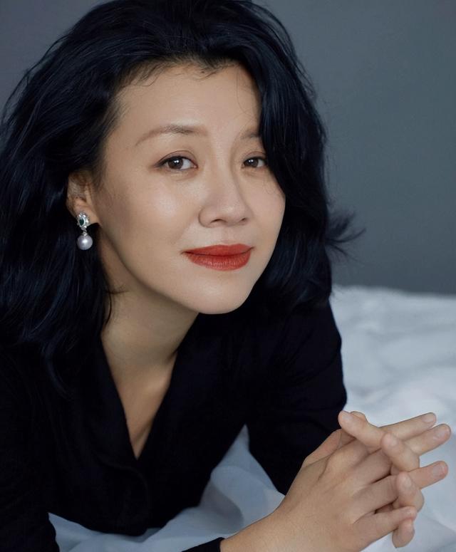 与四婚名导同居三年流产两次不结婚，转身下嫁穷小子，如今咋样？