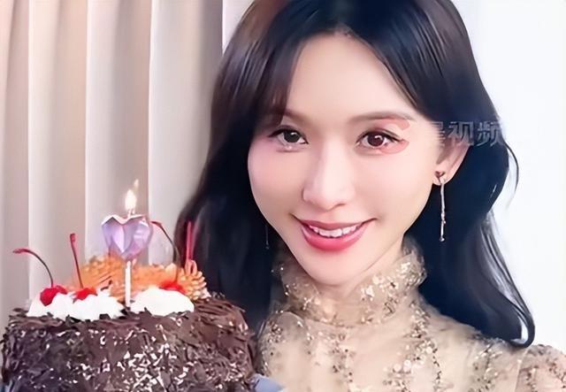 51岁林志玲突然现身上海，四肢干瘦脸圆又肿	，穿印花黑丝努力扮嫩