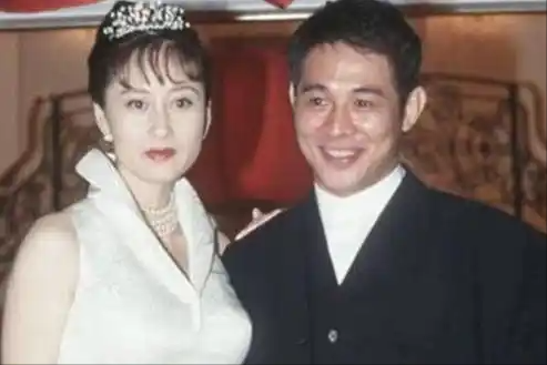同样是李连杰的女人，64岁黄秋燕和63岁利智对比，简直天差地别