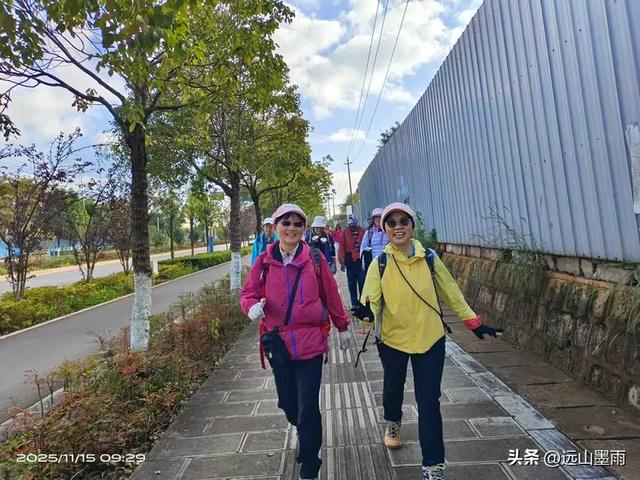 随走呈贡大学城，逛梁王湖、转小土林，感受多彩的秋冬世界，休闲