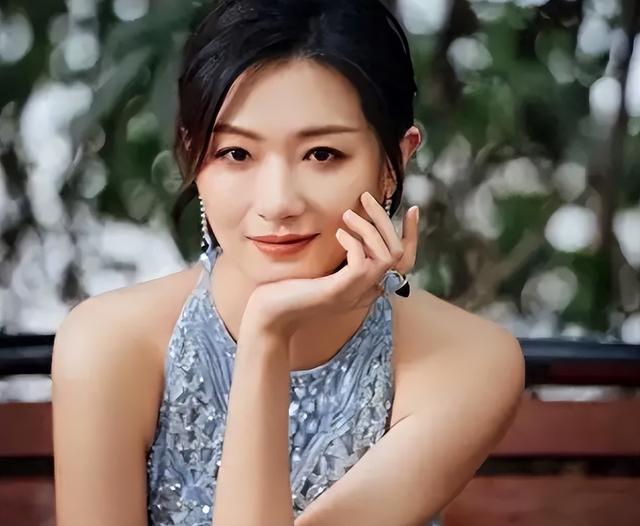 因长的太漂亮，七次拒绝导演“要求”被雪藏，43岁终凭实力走红