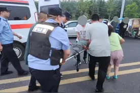 67岁老人夜市用餐突发疾病，民警引领送医图片