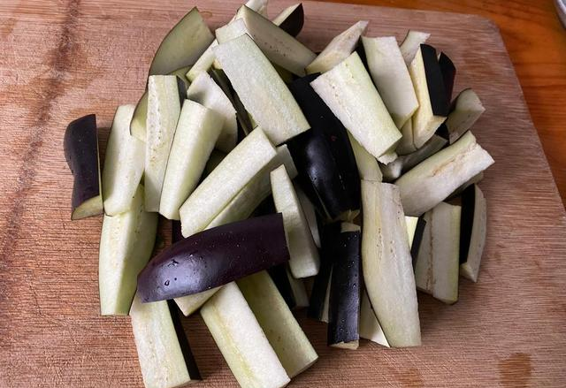 家常茄子煲｜鲜香入味，一锅搞定下饭菜，连汤汁都能拌光三碗饭！