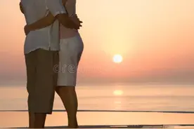 夫妻之间，男人心里“藏了人，”往往有这3个特征，别不信图片