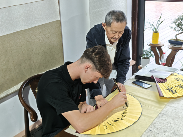 塞尔维亚舞蹈艺术团畅游剑门关 感受蜀道雄奇与三国文化